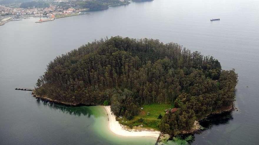 Una vista aérea de la isla con el litoral de Marín al fondo.  // Rafa Vázquez