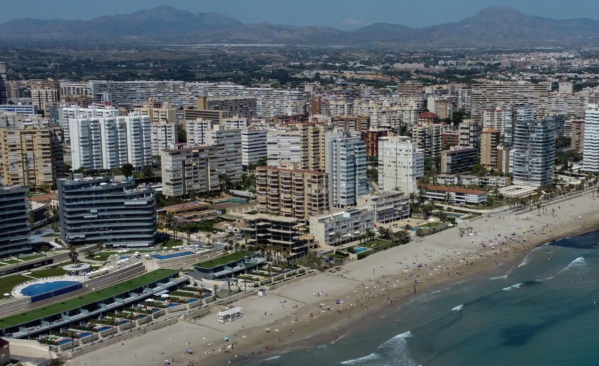 Una imagen de la playa de San Juan, donde muchos alicantinos tienen su segunda residencia.