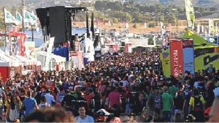 Impresionante el río de aficionados en una de las entradas del circuito.