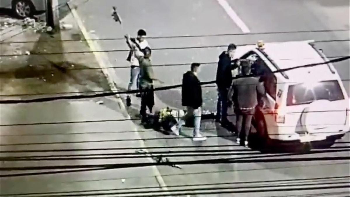 Captura del vídeo que registró la paliza de muerte que cuatro militares propinaron a un discapacitado sin hogar en Iquique, Chile.
