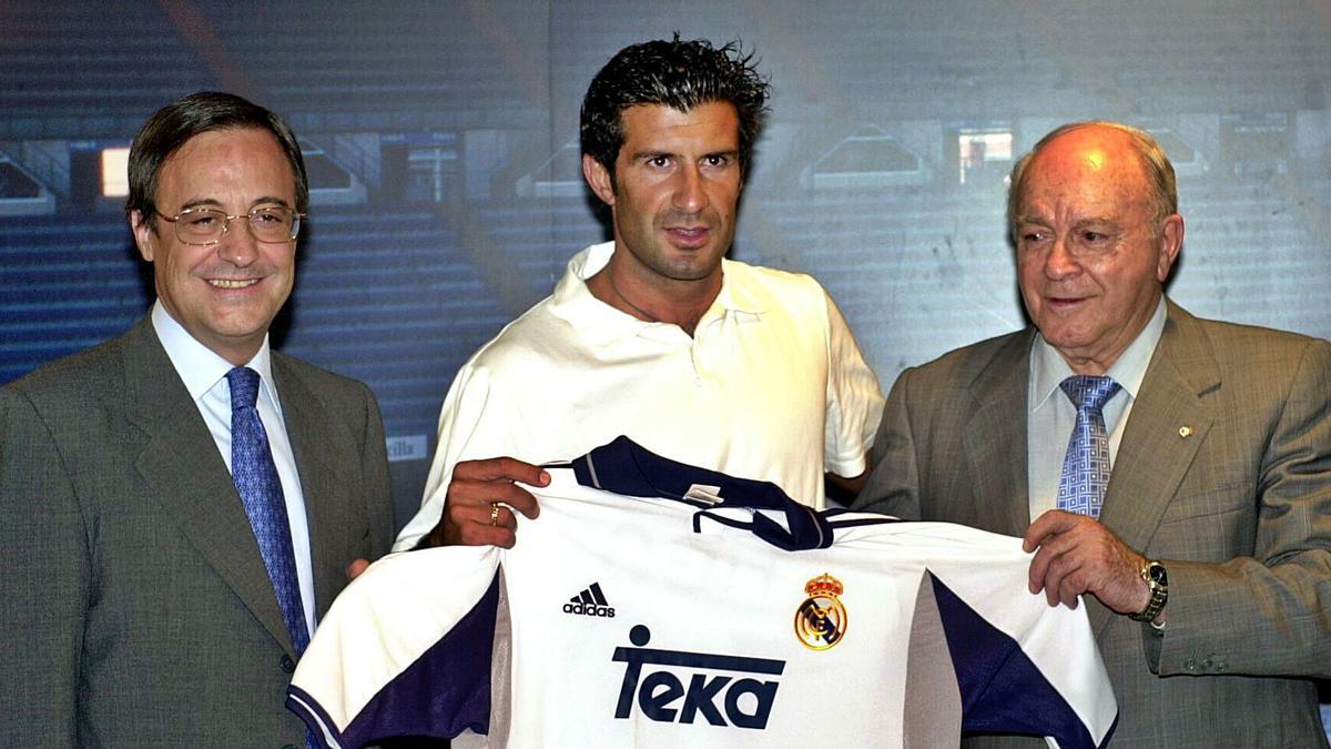 Florentino Pérez, Figo y Di Stéfano, en la presentación del portugués. |  REUTERS