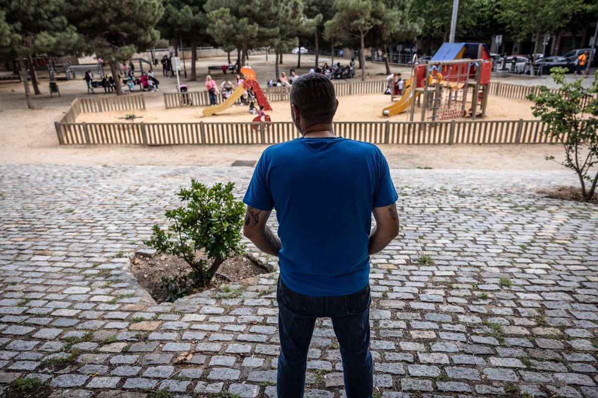 Javi, votante de Vox de Mataró, fotografiado de espaldas en el Parc de Cerdanyola de la capital del Maresme.