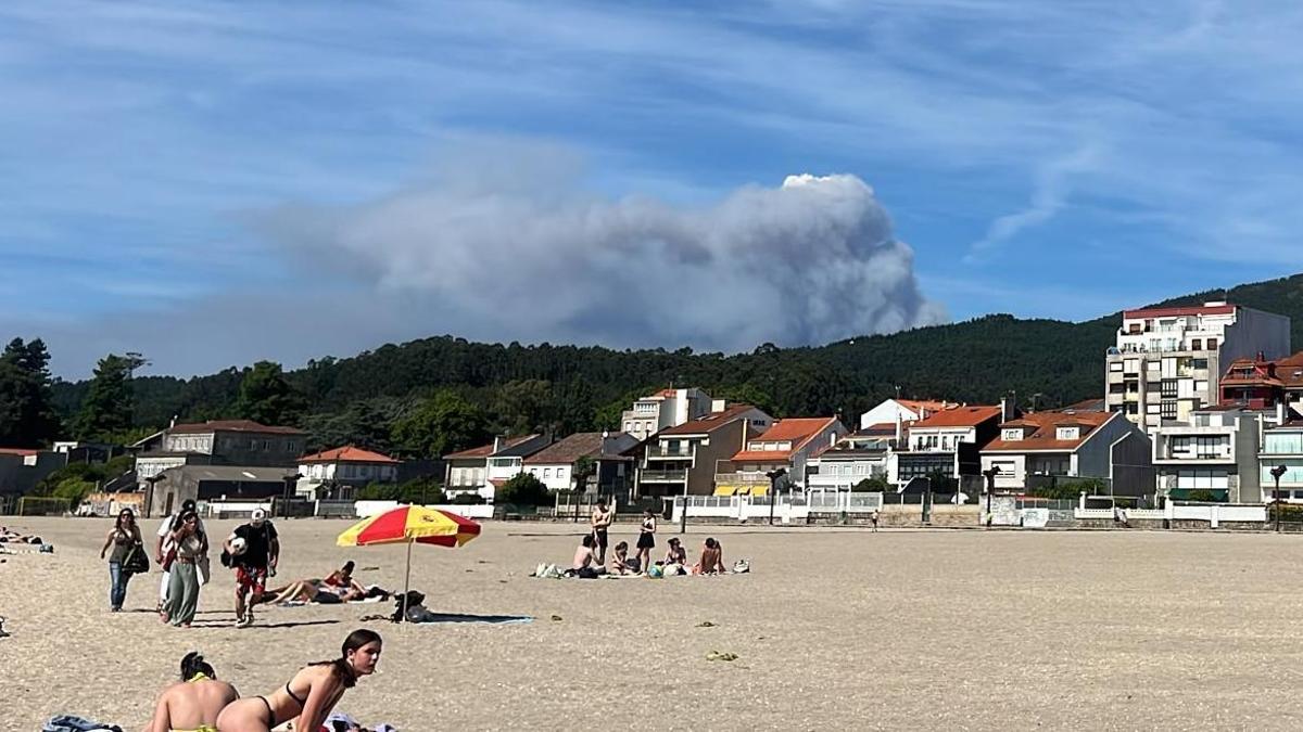 El incendio de Herbón (Padrón) visto desde Vilagarcía.