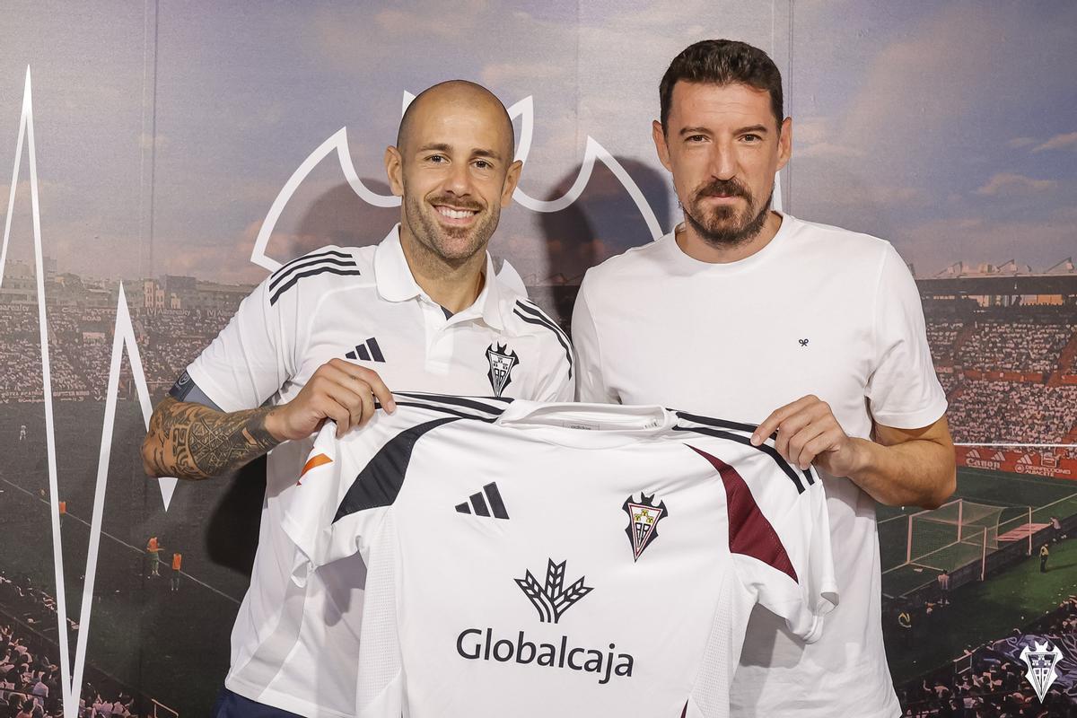 Jon García con Toché en su presentación con el Albacete