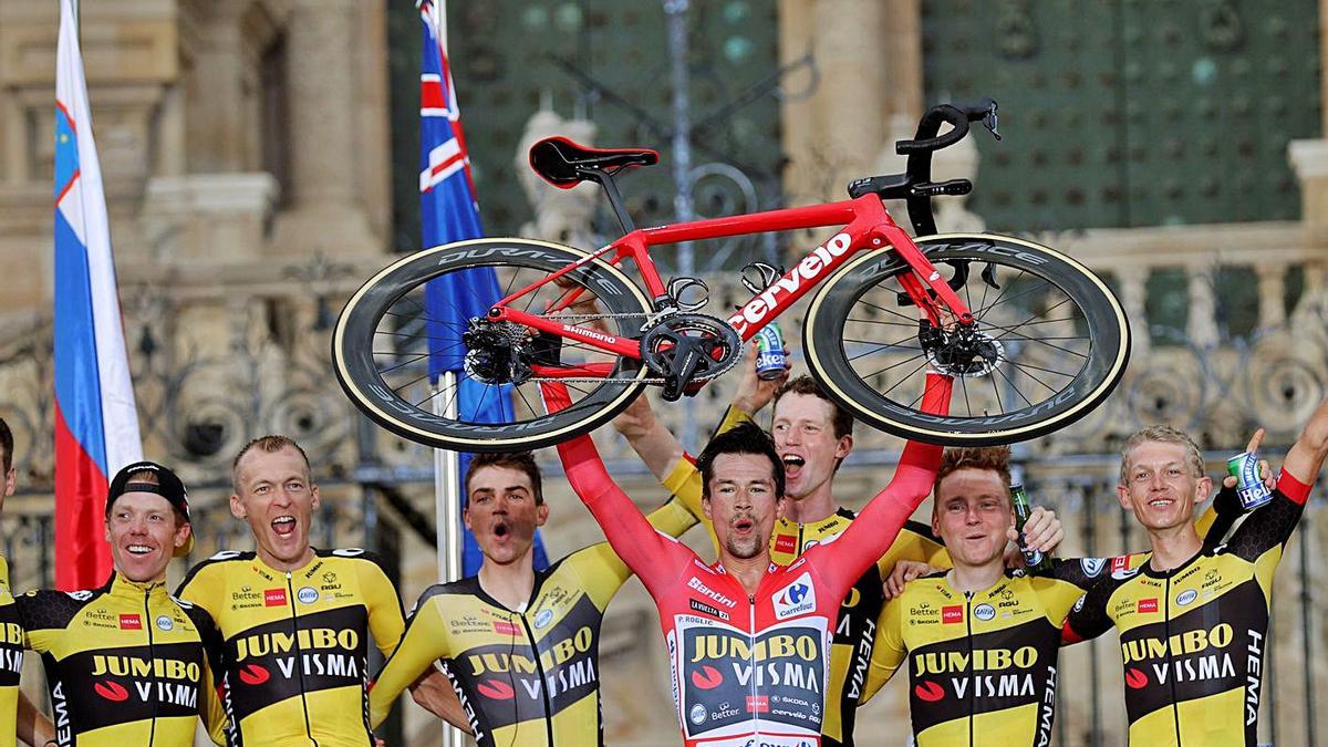 Roglic celebra la victòria de la Vuelta amb els seus companys d’equip. | EFE/MANUEL BRUQUE