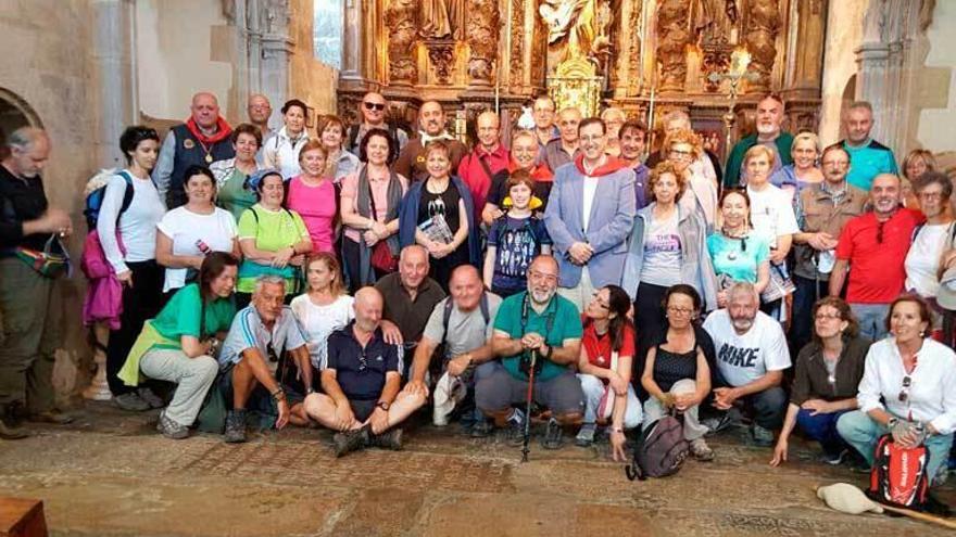 El grupo de peregrinos del colectivo &quot;Caminamos&quot;, ayer, en Melide (La Coruña) tras la recepción brindada por la Orden del Camino de Santiago.