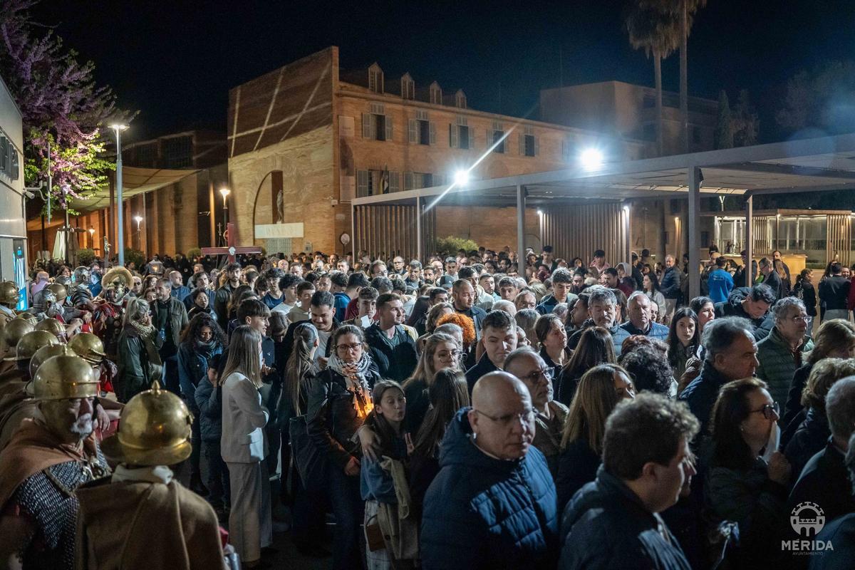 Fotogalería | Mérida se estremece con un multitudinario Vía Crucis en el Anfiteatro Romano