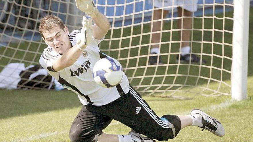 Iker Casillas detiene un penalti en un entrenamiento.