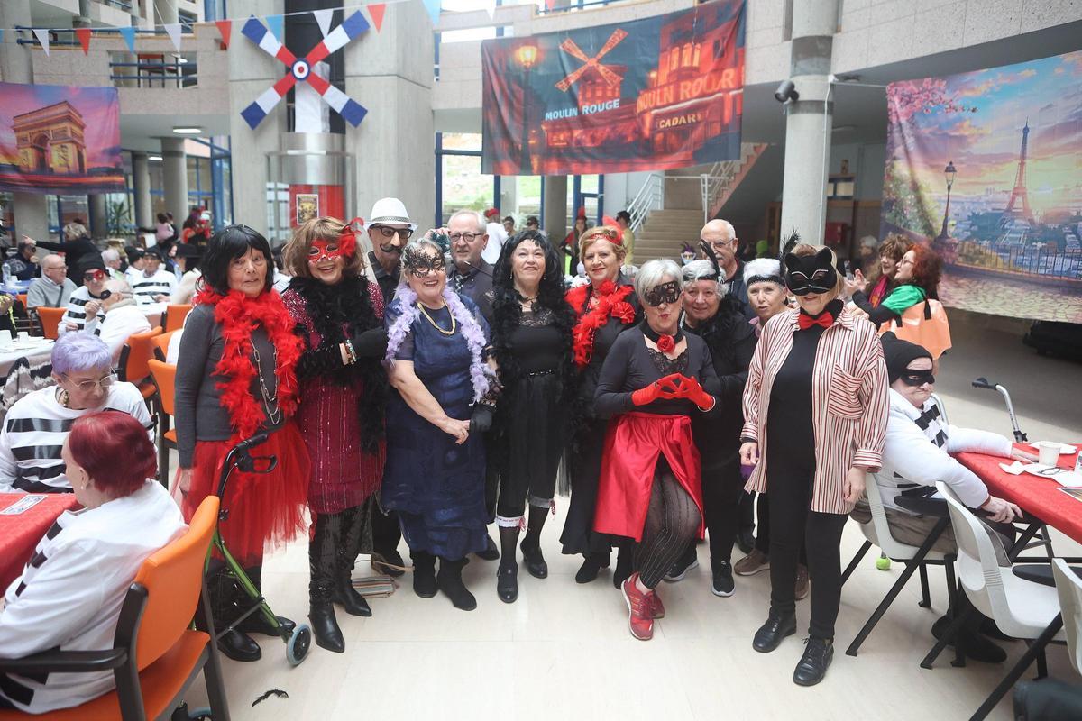 Carnaval en la residencia Torrente Ballester de A Coruña: la fiesta del robo en el Louvre