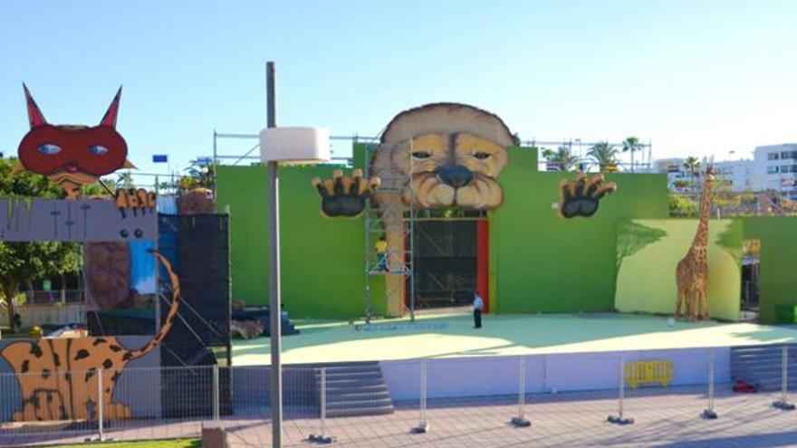 Panorámica del escenario del carnaval de Maspalomas, ubicado en el Centro Comercial Yumbo.| giorgio rapetti