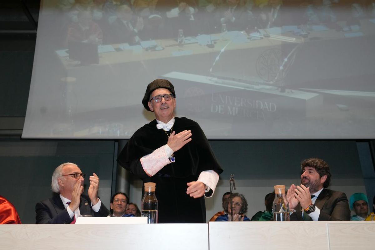 El rector luján agradece emocionado el aplauso de los asistentes al acto de Santo Tomás de Aquino.