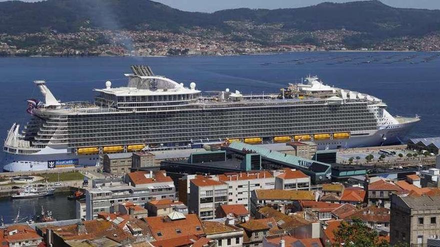 El buque &quot;Harmony of the Seas&quot; durante su escala en Vigo a principios de junio. // R. Grobas