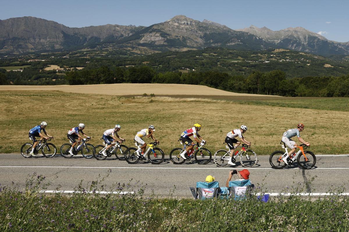 El pelotón de ciclistas durante la 18ª etapa del Tour de Francia.