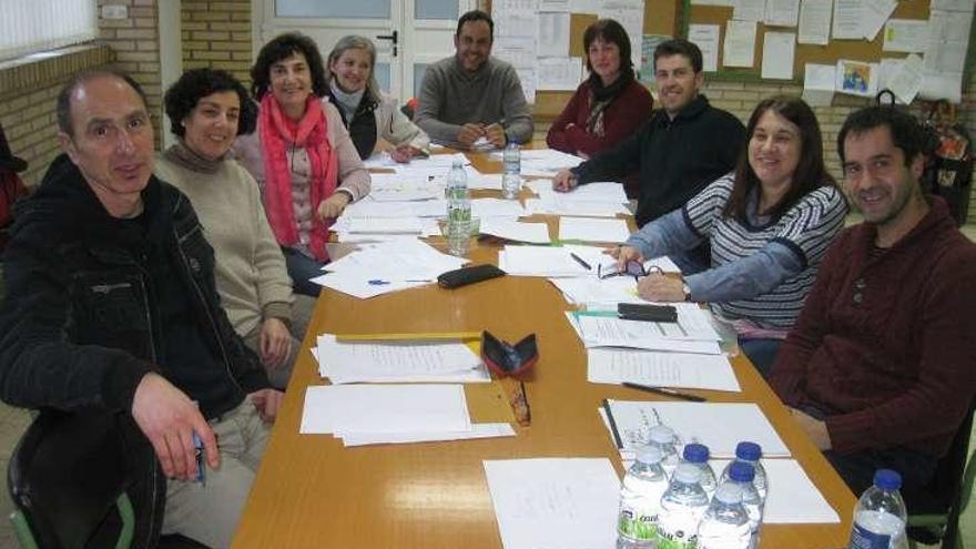 Miembros integrantes del jurado durante una de sus reuniones.