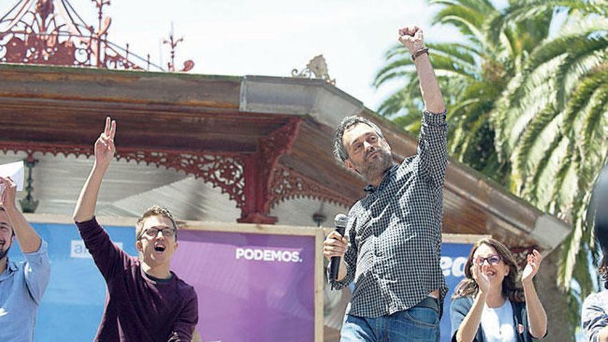 Ferreiro, en el centro, con Errejón y Mónica Oltra detrás en un acto en A Coruña. | j. roller