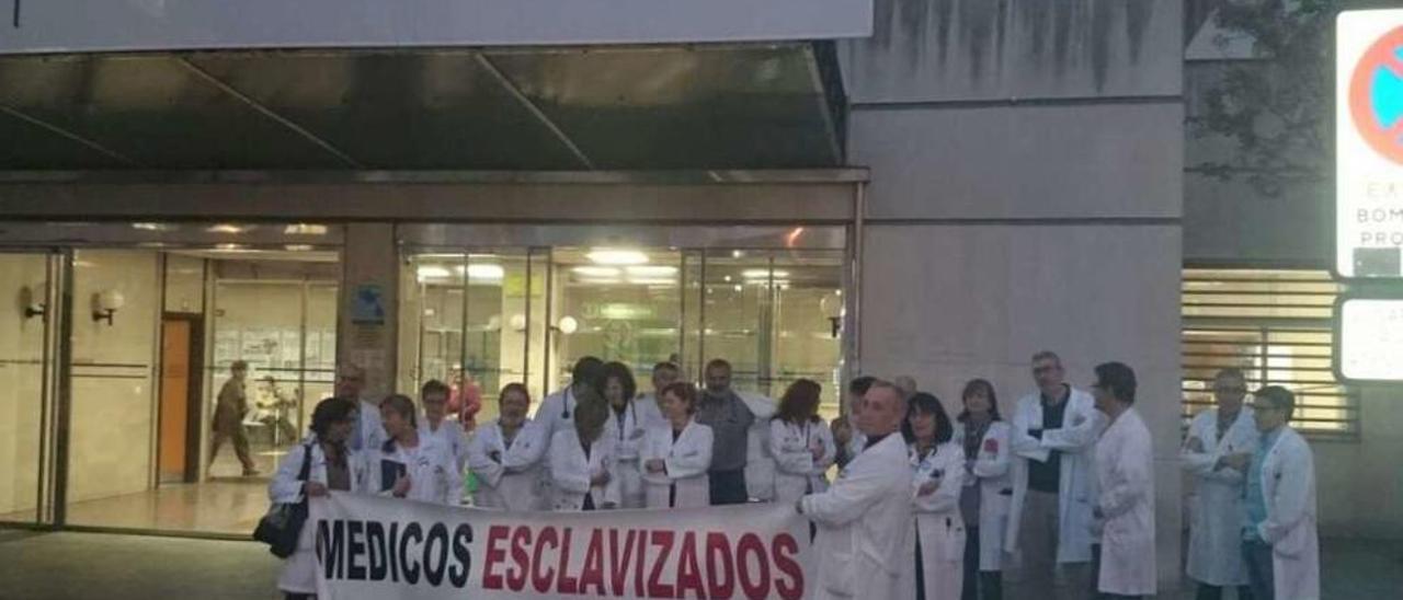 Manifestación de los médicos a primera hora de la mañana de ayer ante el CHUO. // FdV