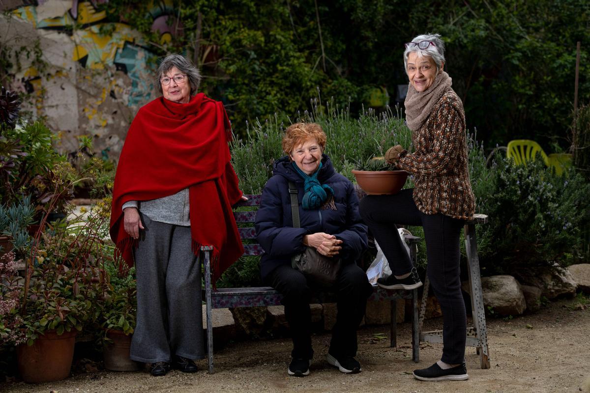 Foto grupal de la entidad de gente mayor del Jardín del Silenci. De derecha a izquierda: Marta Montcada, Dolors Perich i Rosa Ricart