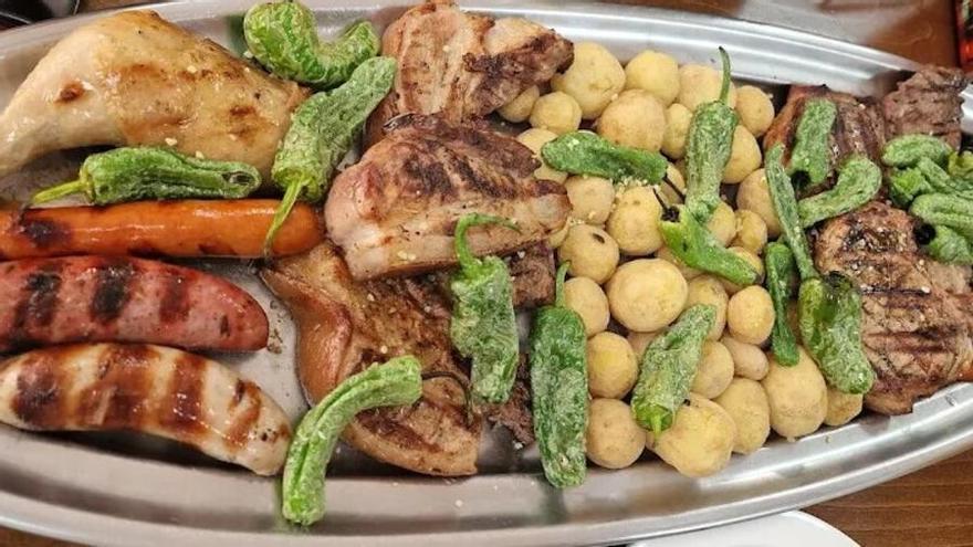 El bochinche de este municipio de Gran Canaria que conquista con su parrillada de carne a la brasa: raciones generosas y precios económicos