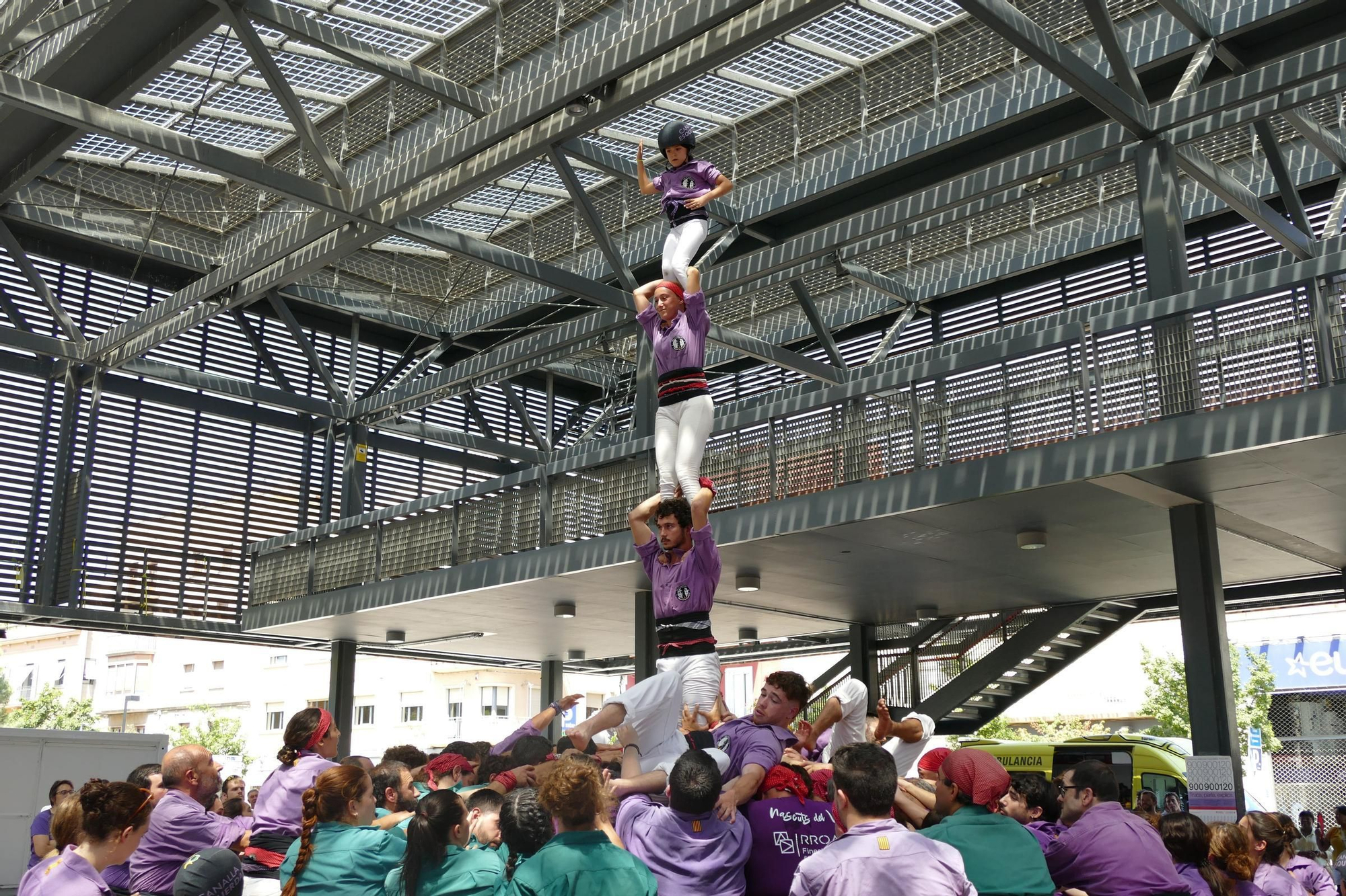 La plaça Catalunya de Figueres s’omple de castells en una Diada de Sant Pere marcada per calor