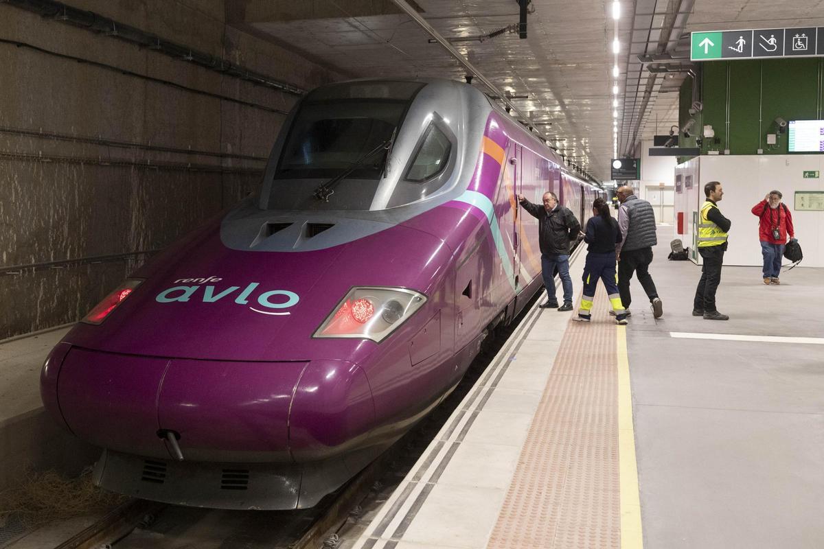 Primer tren AVE low cost de la Compañía Avlo, a su llegada este domingo a Murcia