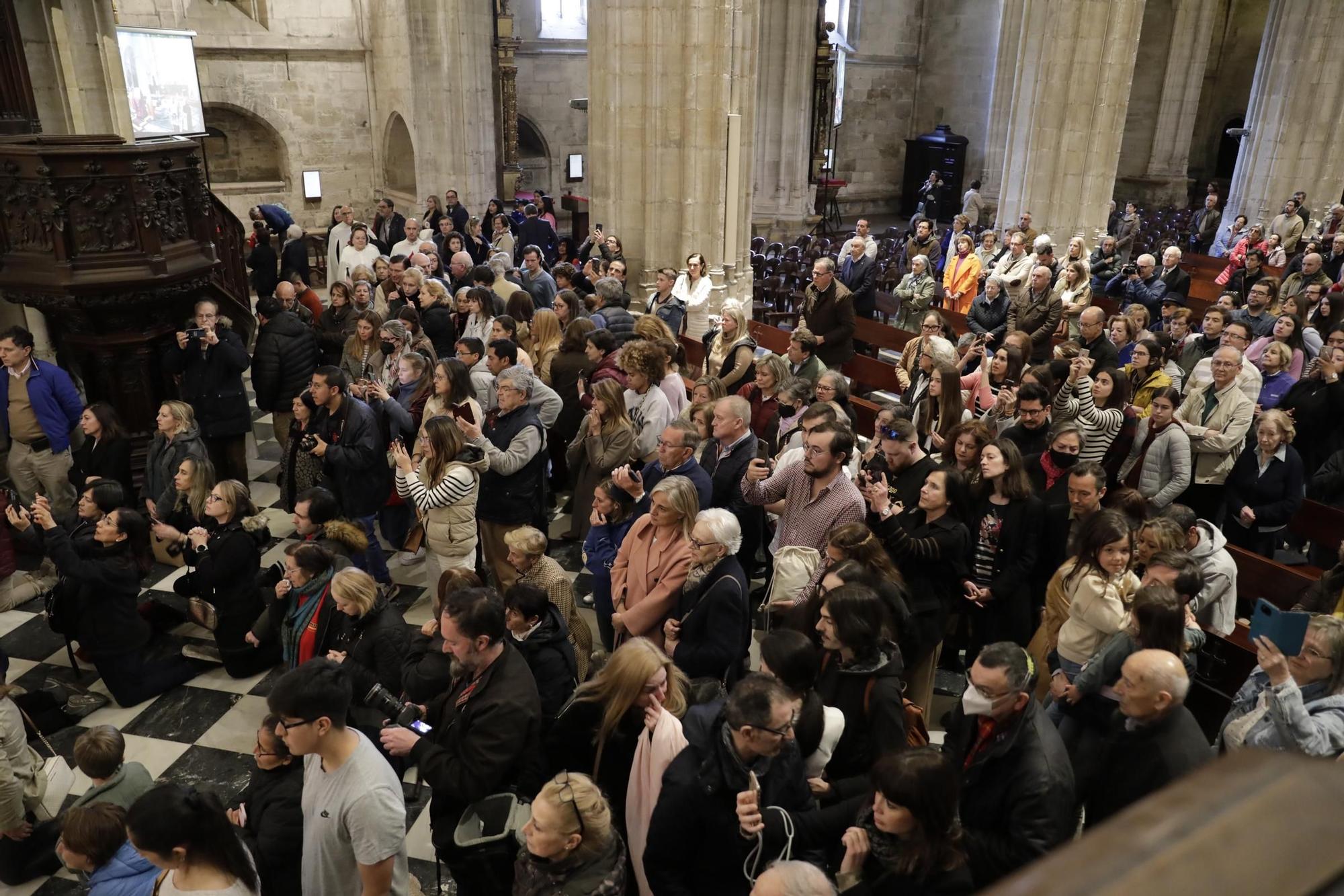 La procesión intergeneracional del Santo Entierro emociona Oviedo