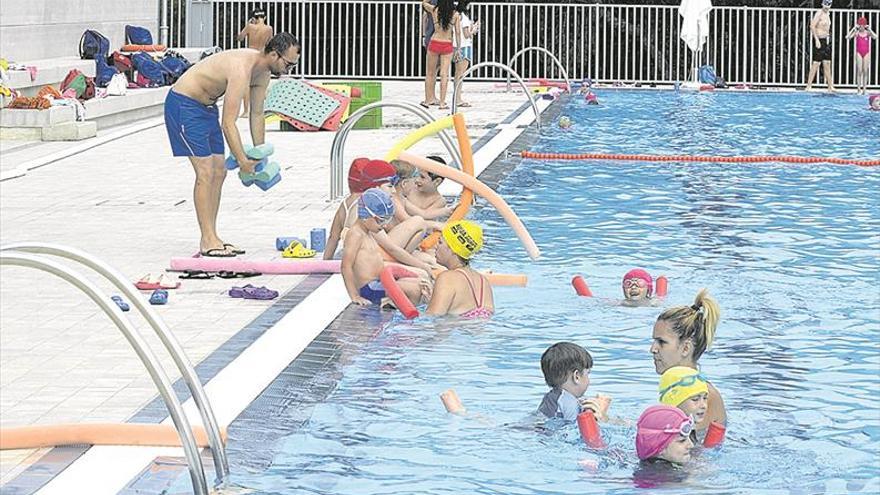 Deportes ofrece 1.570 plazas en sus dos planes de actividades estivales en Vila-real