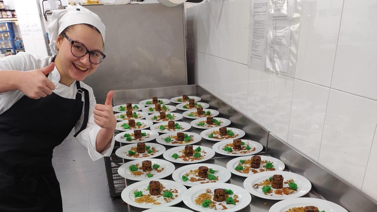 Llara Fernández, en la escuela de cocina, con uno de sus postres, hecho a base de brownie de chocolate, crumbl de frutos secos, bizcocho de sifón, castañas glaseadas, helado de sidra y un semifrío recubierto en chocolate