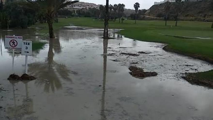 Imagen del campo de golf de Rojales ayer a primera hora.
