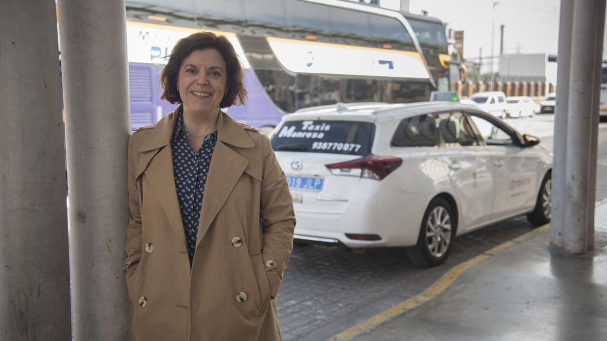 G. C. Claramunt (Gemma Camps), redactora d’aquest diari, ahir a la parada de taxis a Manresa, a l’estació d’autobusos, que surt al seu darrer llibre | ALEX GUERRERO