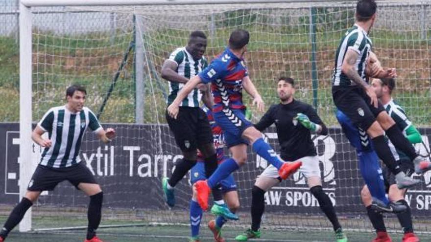 Marc Vito, atent a una jugada d&#039;atac del Llagostera en el derbi de diumenge passat.