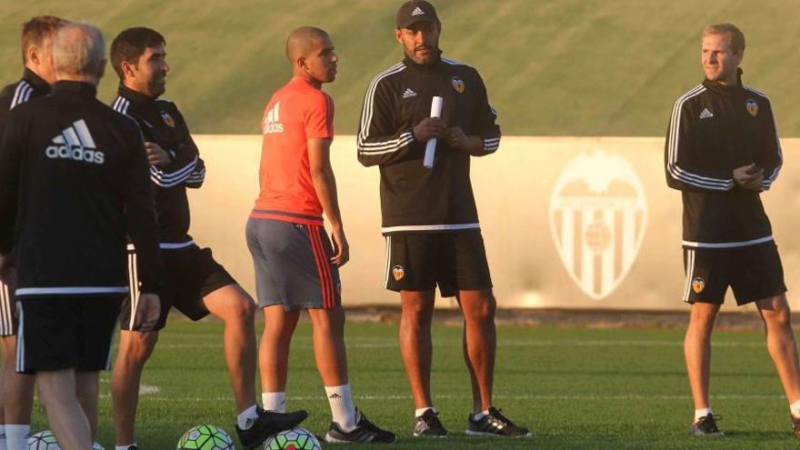 Feghouli junto a Nuno durante un entrenamiento.