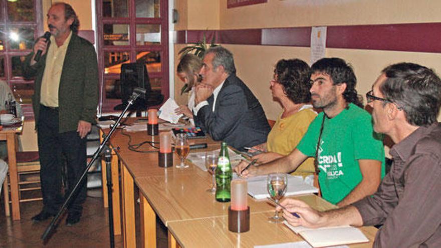 Ramis, segundo por la izquierda, sentado en la mesa de debate con Font (STEI), Aicart (Assemblea) y Guerrero (No vaig de vaga).