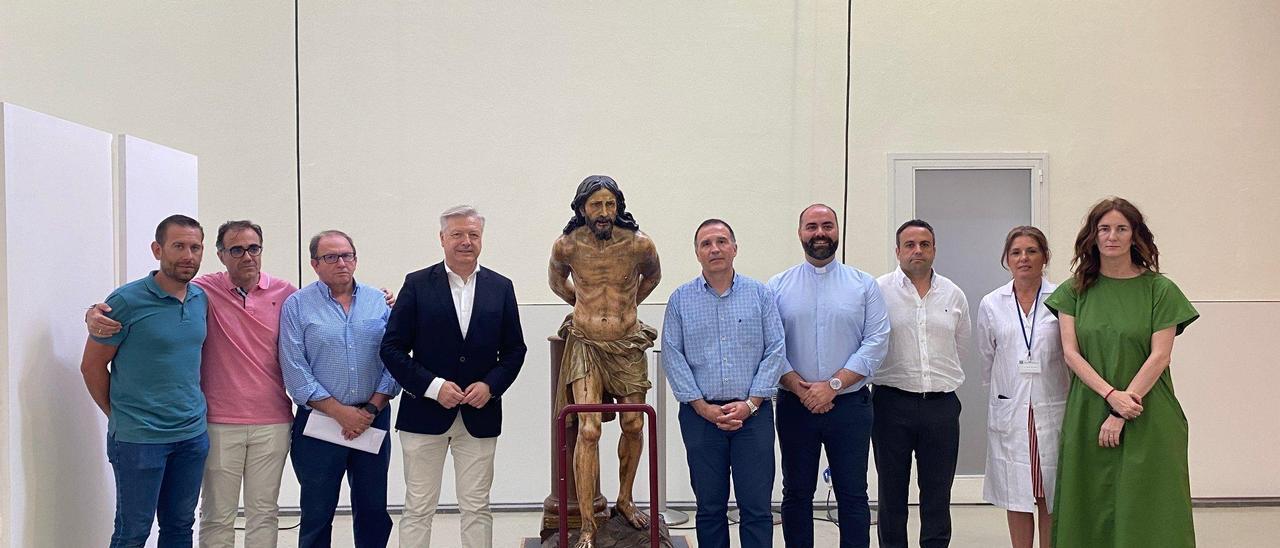 Miembros de la hermandad y del IAPH, junto al Cristo de la Columna, en las instalaciones del instituto de la Junta en Sevilla.