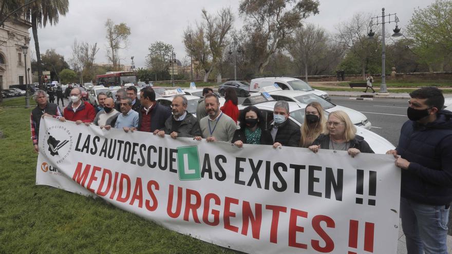 Representantes de las autoescuelas valencianas: &quot;O nos ayudan, o no podremos soportarlo&quot;