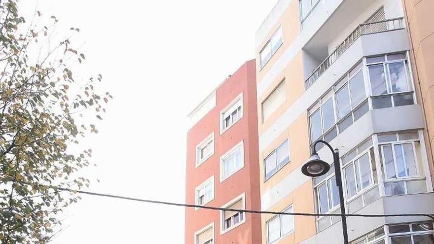 Un incendio en un piso de Vigo obliga a llevar al hospital a dos vecinos tras inhalar humo