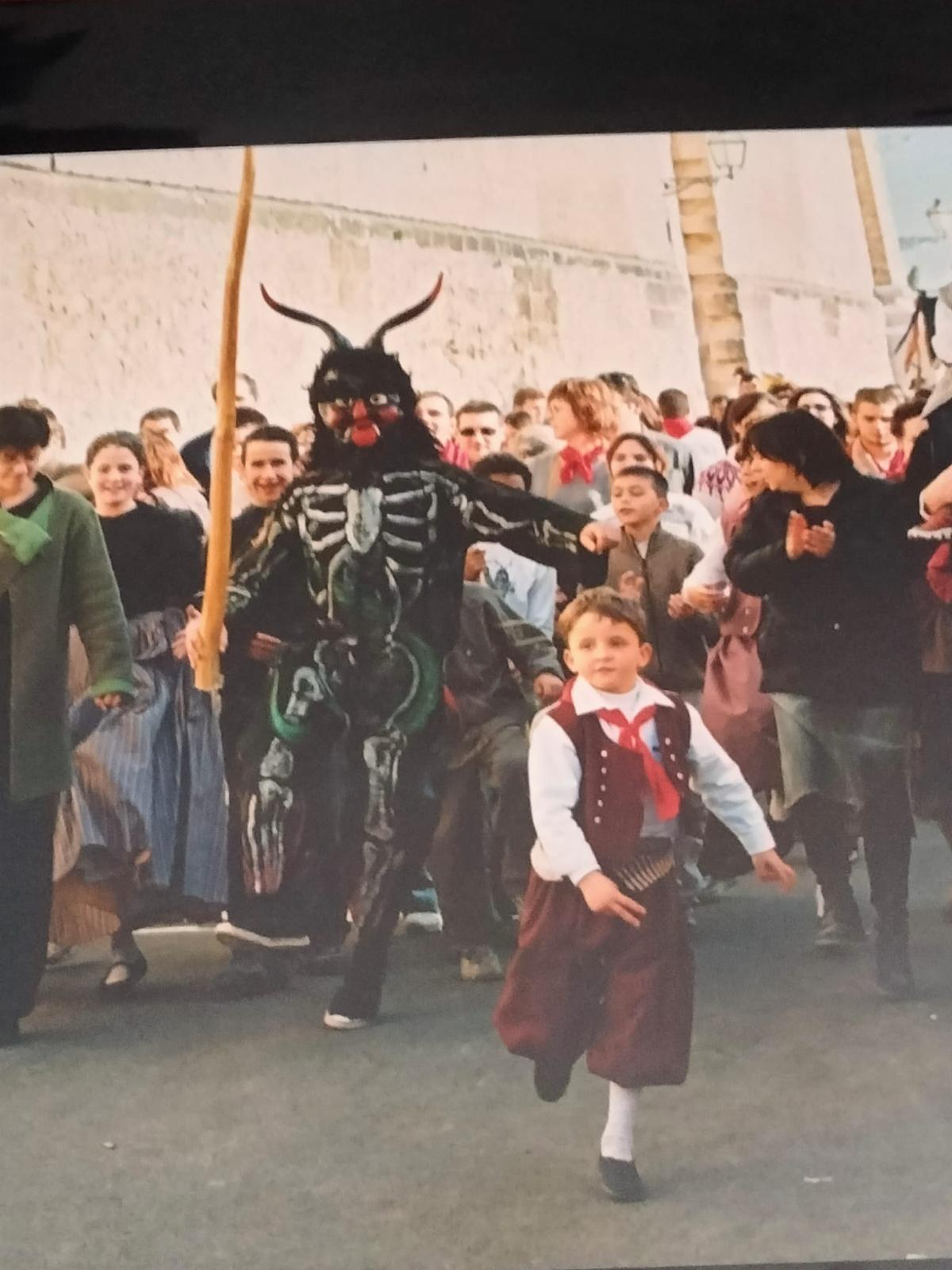 El 'dimoni' de Artà con Xisco Sansó cuando era pequeño.