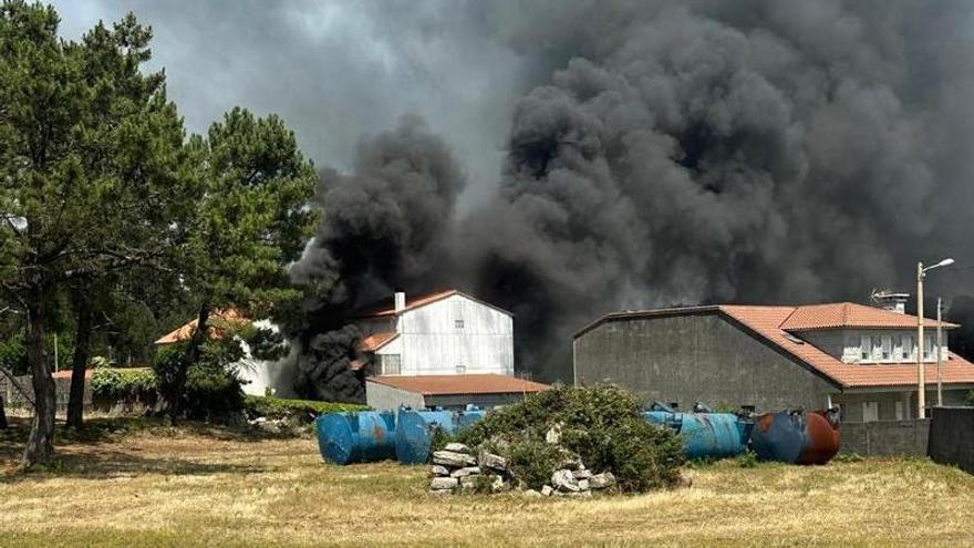Aparatoso incendio en una casa en Cambados