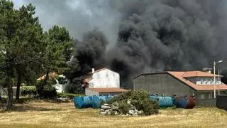 Aparatoso incendio en una casa en Cambados