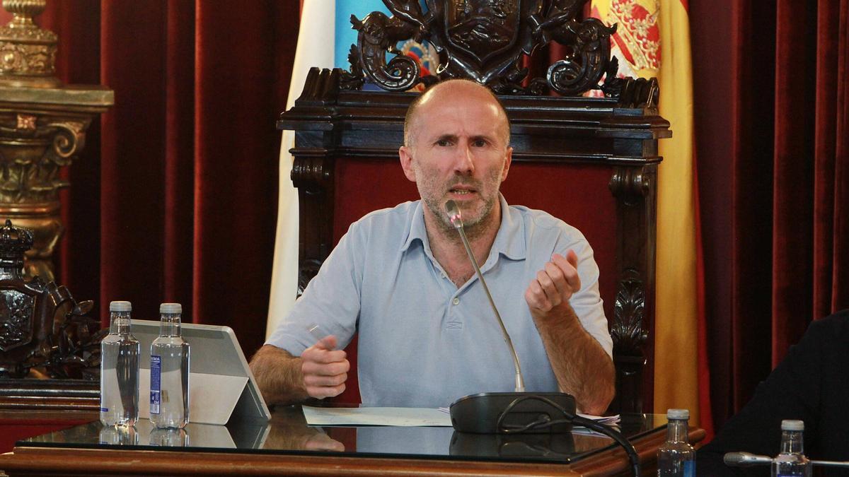 Jácome dirigiendo un pleno municipal este mandato.