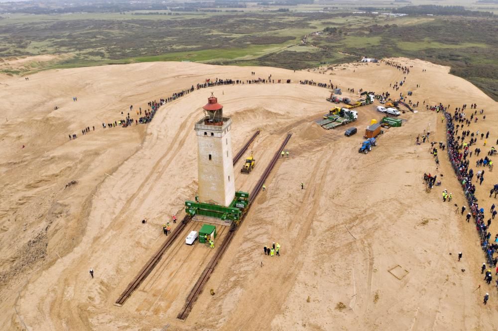 Dinamarca traslada un faro histórico para salvarlo del avance del mar.