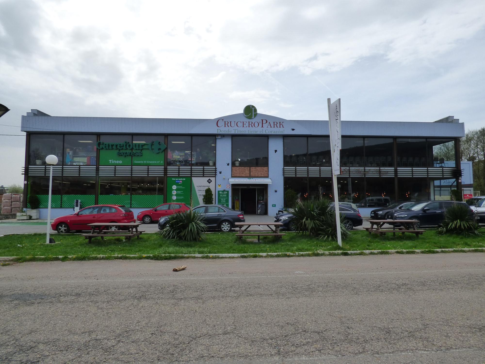 Así es el pequeño centro comercial de Tineo.