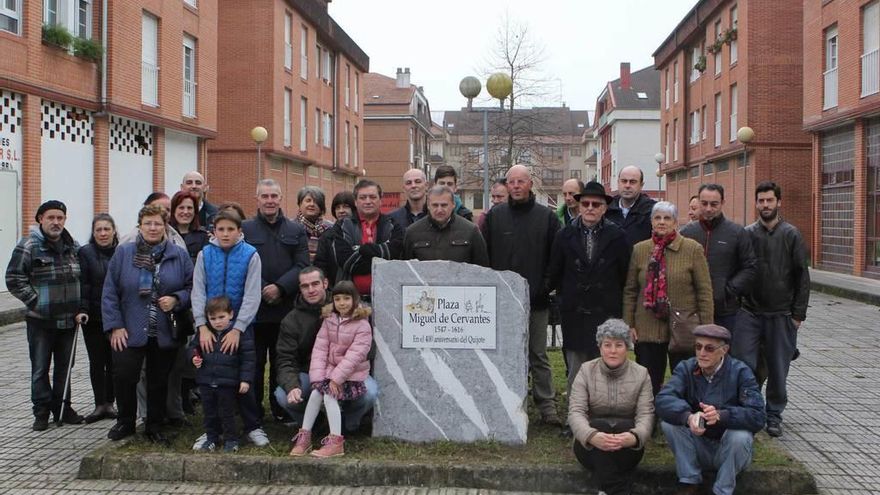 Asistentes a la inauguración de la plaza de Cervantes en Arriondas.