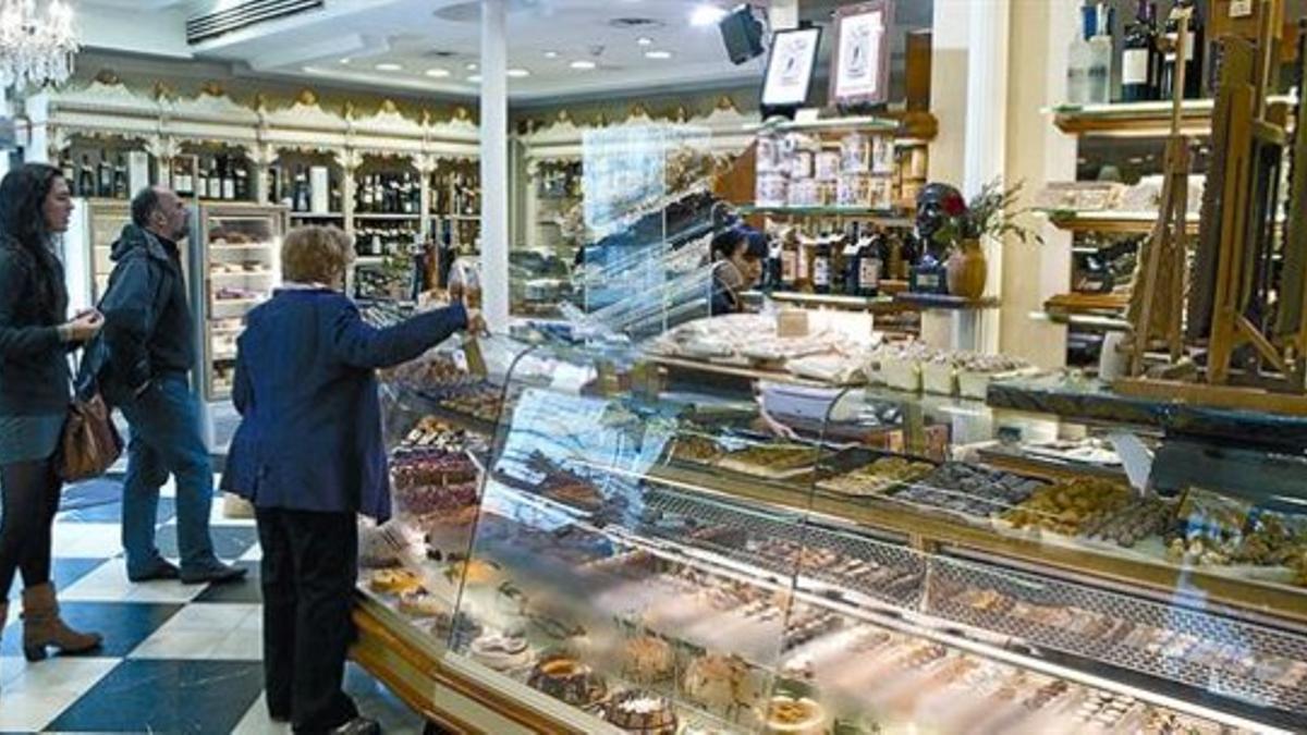 Interior de la pastelería Foix de Sarrià, en la calle Major de Sarrià, ayer, donde trabajó el poeta desaparecido.