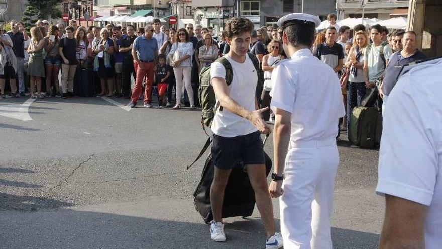 Los jóvenes fueron recibidos por sus mandos inmediatos en la puerta principal de la Escuela, para después formar sus correspondientes brigadas. // Santos Álvarez