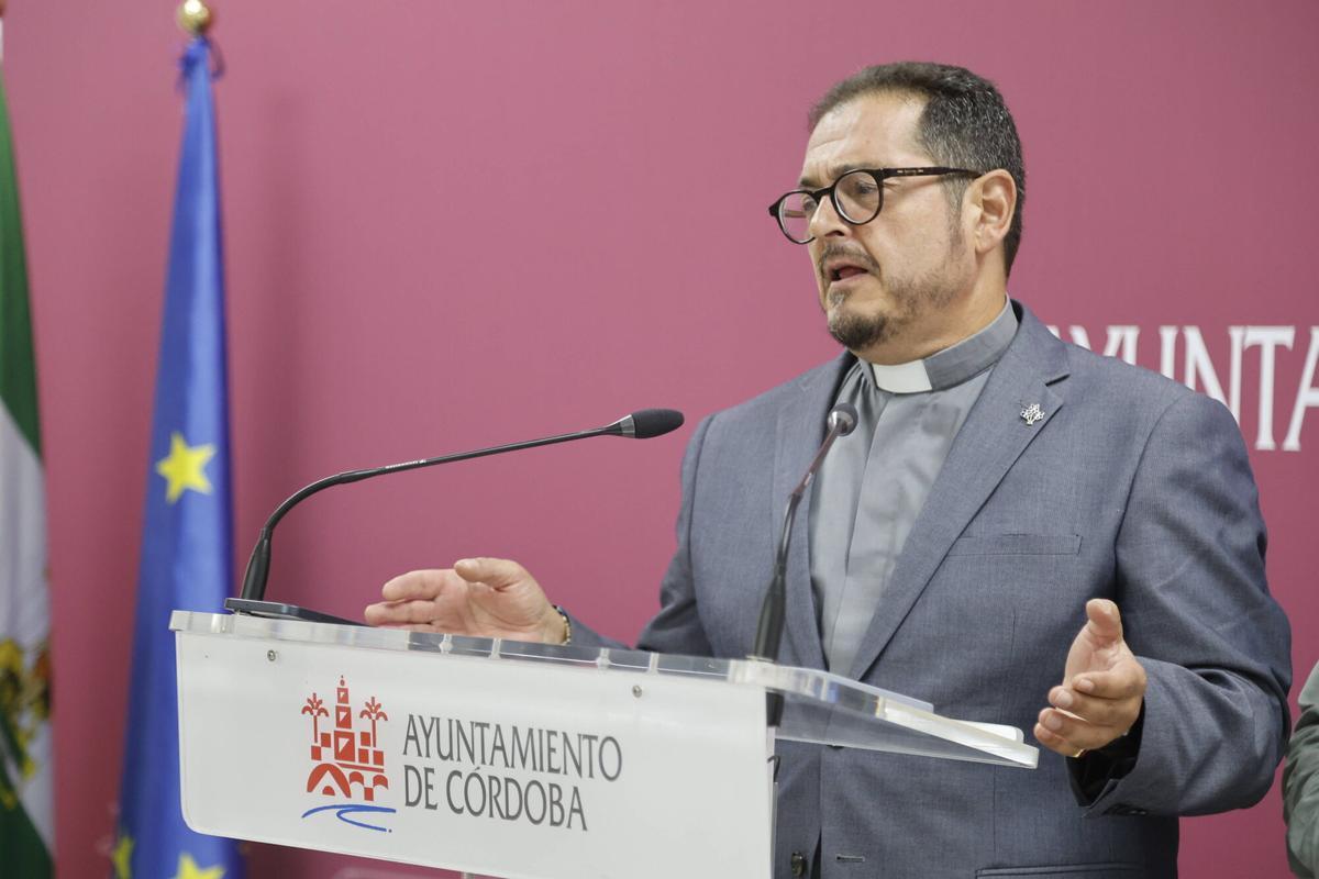A.J.González Córdoba Julián Urbano; junto al pregonero de la Velá de la Fuensanta, Nacho Ignacio Sierra, presenta la programación de La Velá 2026