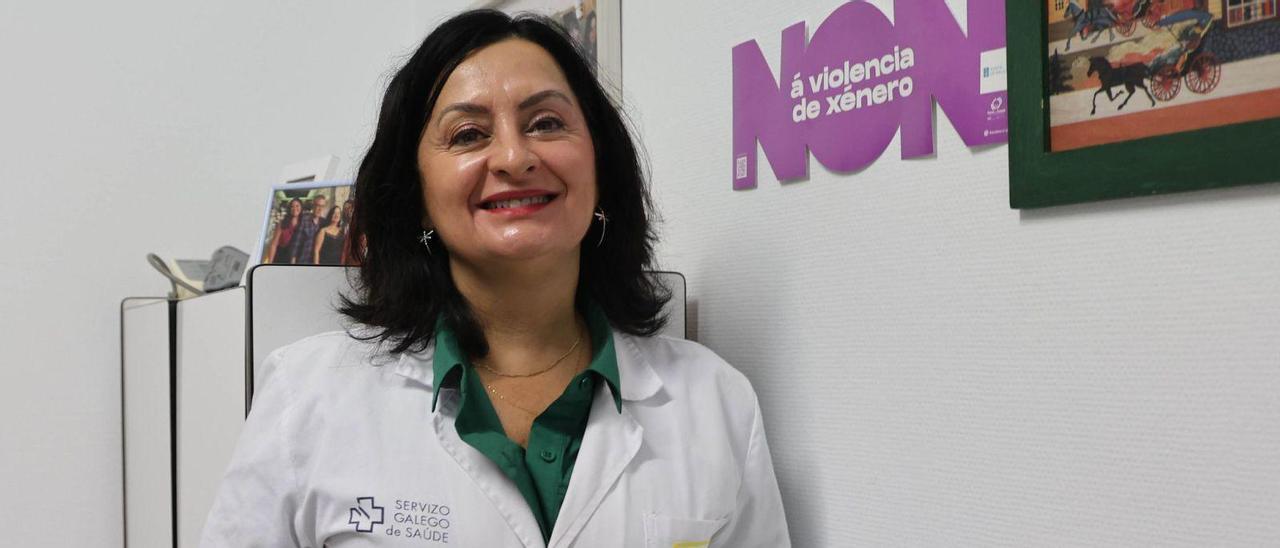 La doctora Rosana Izquierdo, en su consulta del centro de salud de Sárdoma.