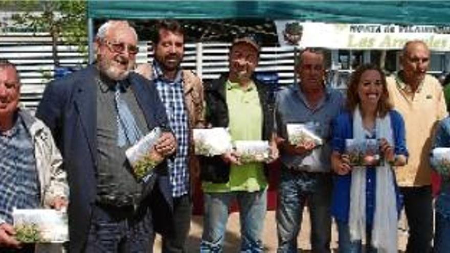 Foto de grup de representants dels productors, l&#039;Era, Aigües de Manresa i l&#039;Ajuntament al mercat de la Mion