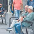Unos jubilados descansan en los bancos de Barcelona.