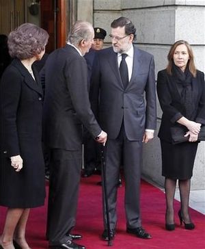 Els Reis conversen amb el president del Govern i la seva dona a l’arribar al Congrés.