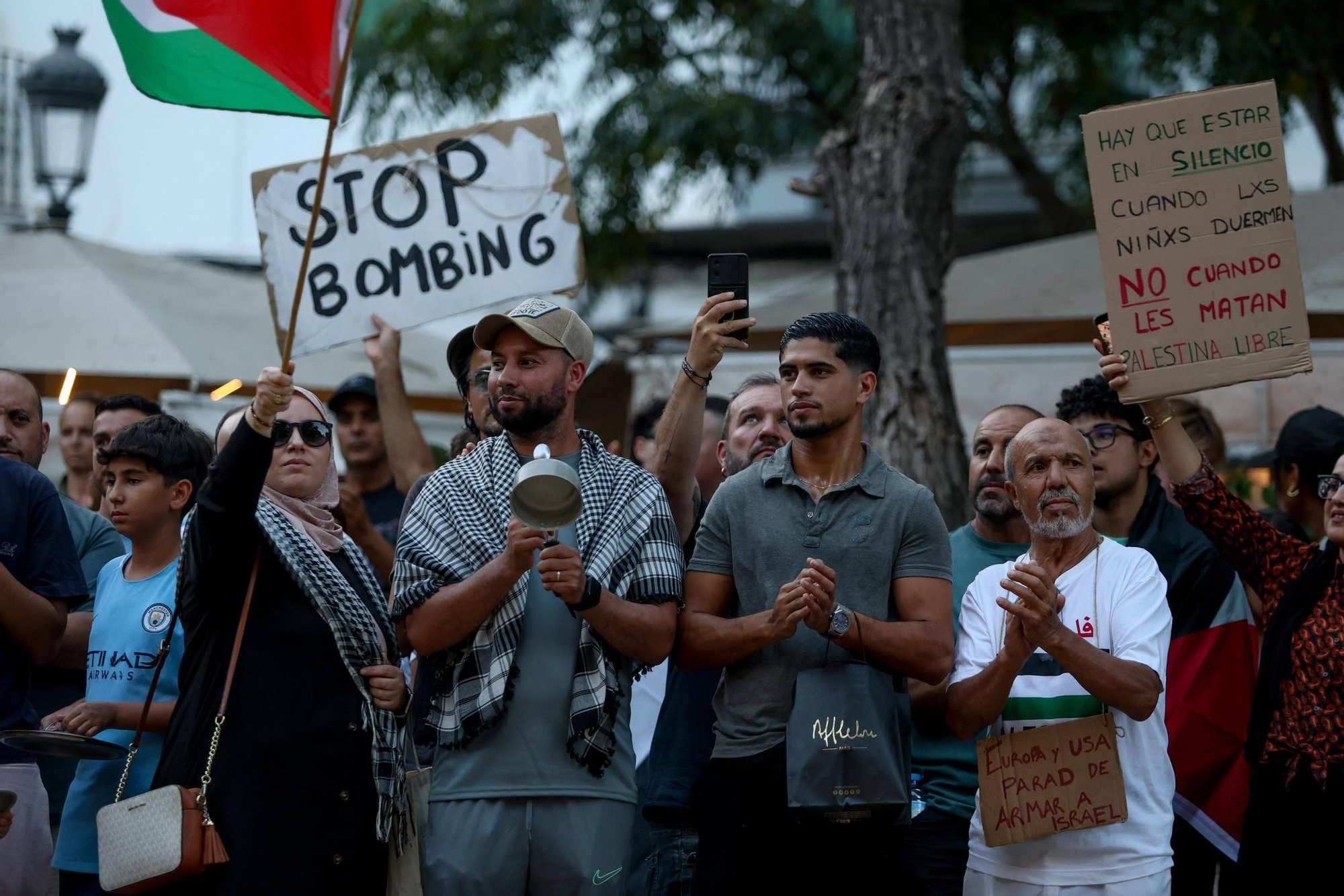 Concentración/Cacerolada convocada por la Plataforma de Solidaridad con el Pueblo Palestino bajo el lema Stop Holocausto Palestino